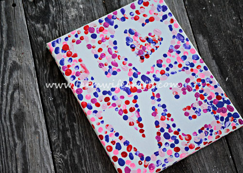 An easy to make Valentine's Craft, this Valentines Day fingerprint love canvas is perfect to display year after year.