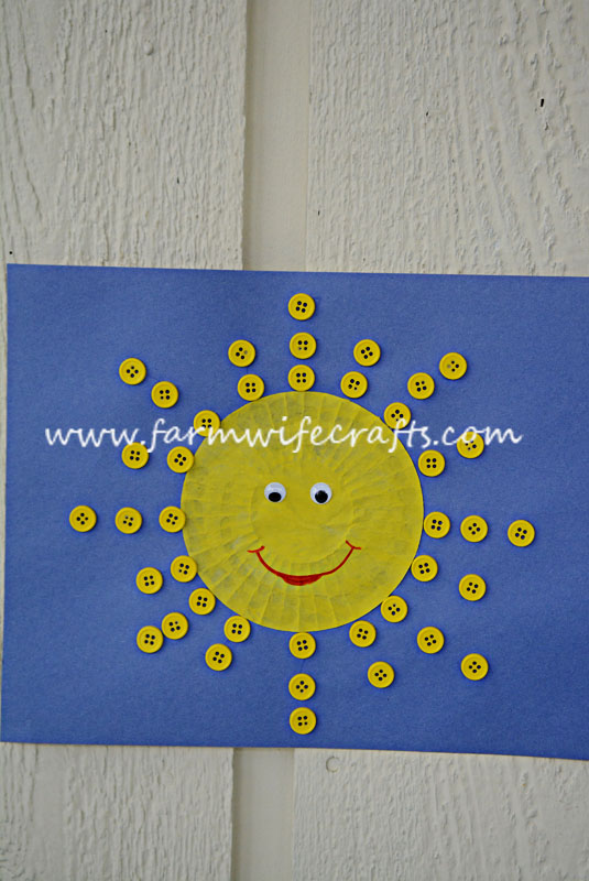 A simple to make toddler craft that teaches color recognition and helps develop eye hand coordination. These Yellow Cupcake liner Sun Shines are sure to brighten your day!