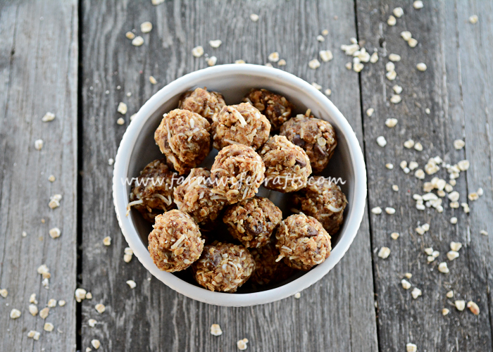 Are you looking for a healthy, easy-to-make snack that will help keep your busy crew energized?  Are you a busy mom like me?  You need these No-Bake Energy Bites in your life!