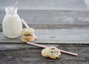 Who doesn't love a good chocolate chip cookie?  Maybe warm with a glass of ice cold milk?  If you are one of those people then you HAVE  to try this recipe for these delicious Chocolate Chip Shortbread Cookies!