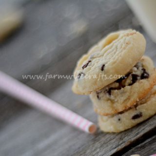 Who doesn't love a good chocolate chip cookie?  Maybe warm with a glass of ice cold milk?  If you are one of those people then you HAVE  to try this recipe for these delicious Chocolate Chip Shortbread Cookies!