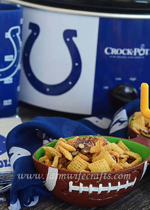 The temperatures are dropping and that can only mean one thing, harvest is almost here:)!!!  Oh wait, and football season!!!  This recipe if Crockpot Cornbread Chex-Mix is perfect for your next tailgate of football party.