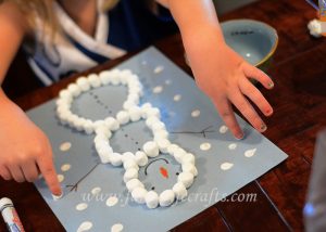 Are you looking for a simple craft to keep the kids entertained while it's too cold outside to go out and play?  This marshmallow snowman winter craft is just what you might be looking for!