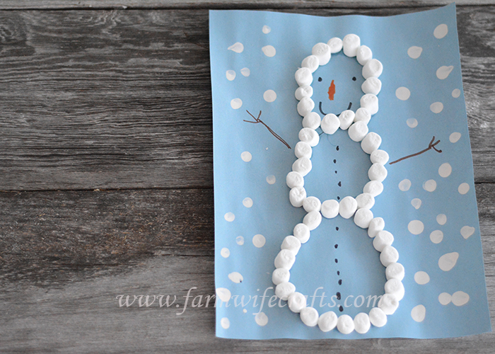 Are you looking for a simple craft to keep the kids entertained while it's too cold outside to go out and play?  This marshmallow snowman winter craft is just what you might be looking for!