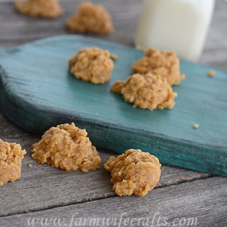 Do you love chocolate no-bake cookies?  If you answered yes, then you have to try these peanut butter no-bake cookies!