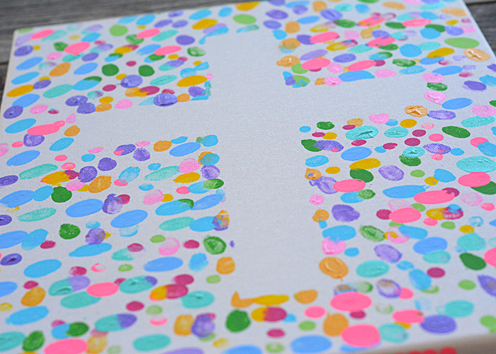 Are you looking for an easy Easter craft to make with your kids that you can enjoy for years?  This Easter Fingerprint Canvas might be the perfect craft!