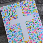 Are you looking for an easy Easter craft to make with your kids that you can enjoy for years?  This Easter Fingerprint Canvas might be the perfect craft!