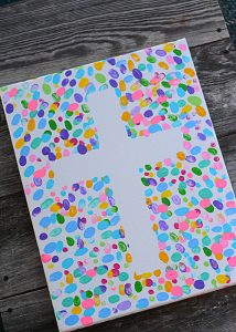 Are you looking for an easy Easter craft to make with your kids that you can enjoy for years?  This Easter Fingerprint Canvas might be the perfect craft!