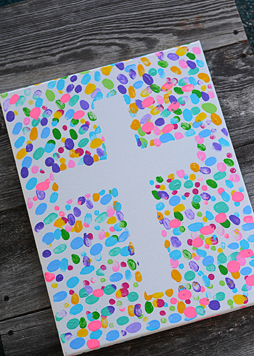 Are you looking for an easy Easter craft to make with your kids that you can enjoy for years?  This Easter Fingerprint Canvas might be the perfect craft!