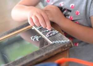 Father's Day is just a few days away and if you are scrambling trying to find something for the kids to make for their dad, this simple picture frame might just be the thing!