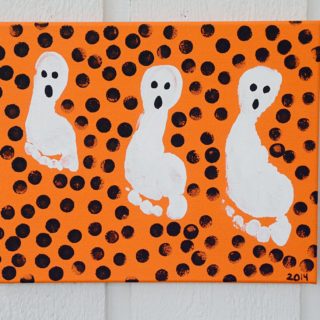 This Ghost Footprint Canvas is and easy, simple craft to make to enjoy every Halloween.  A bonus is that it also includes fingerprints as well!