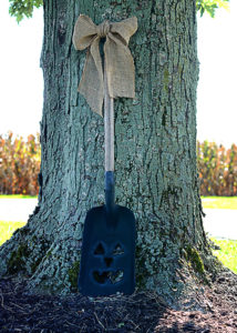 Fall is here and it seems everyone loves decorating for Fall!  This DIY Pumpkin Shovel would add the perfect touch to any Fall display!