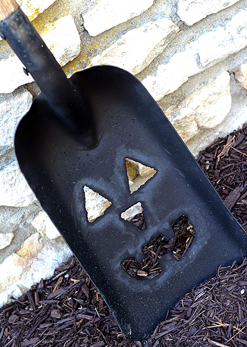 Fall is here and it seems everyone loves decorating for Fall!  This DIY Pumpkin Shovel would add the perfect touch to any Fall display!