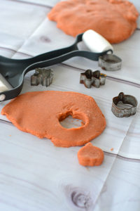 Do you need a quick and fun activity to do with your kids?  Maybe your looking for a fun sensory activity?  This Pumpkin Pie Playdough is perfect for both and your kids won't be the only ones enjoying themselves.