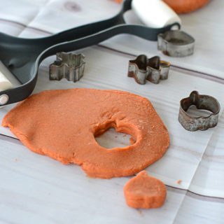 Do you need a quick and fun activity to do with your kids?  Maybe your looking for a fun sensory activity?  This Pumpkin Pie Playdough is perfect for both and your kids won't be the only ones enjoying themselves.