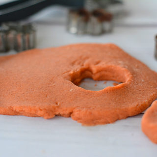Do you need a quick and fun activity to do with your kids? Maybe your looking for a fun sensory activity? This Pumpkin Pie Playdough is perfect for both and your kids won't be the only ones enjoying themselves.