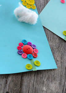 Who's ready for spring flowers, sunshine, and blue skies??? I definitely am. This button flower craft definitely brightens up my home and adds a smile to my face when I look at it.