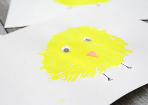 Are you looking for some easy Easter crafts to make with your kids while their home?  This Easy Chick Fork Painting is super easy to make!