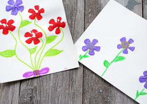 It's almost Spring!!!!!!  If you're ready for bright colors and flowers then have your kids make these easy-to-make, adorable Pop Bottle Flower Paintings.