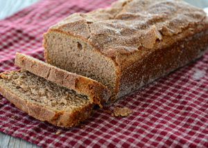 Does your family love banana bread?  Add a new twist on the traditional banana bread with this Snickerdoodle Banana Brad recipe.