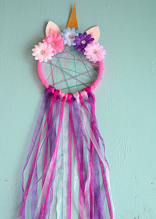 Do you have a little girl that is crazy about unicorns like mine?  This DIY Unicorn Dreamcatcher is easy to make and is sure to put a smile on her face!