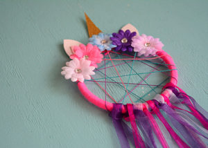 Do you have a little girl that is crazy about unicorns like mine?  This DIY Unicorn Dreamcatcher is easy to make and is sure to put a smile on her face!