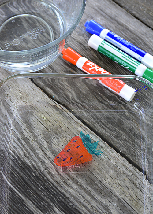 Do your kids like doing science experiments like mine?  This Floating Dry Erase Marker experiment is simple and uses items you probably already have on hand.  