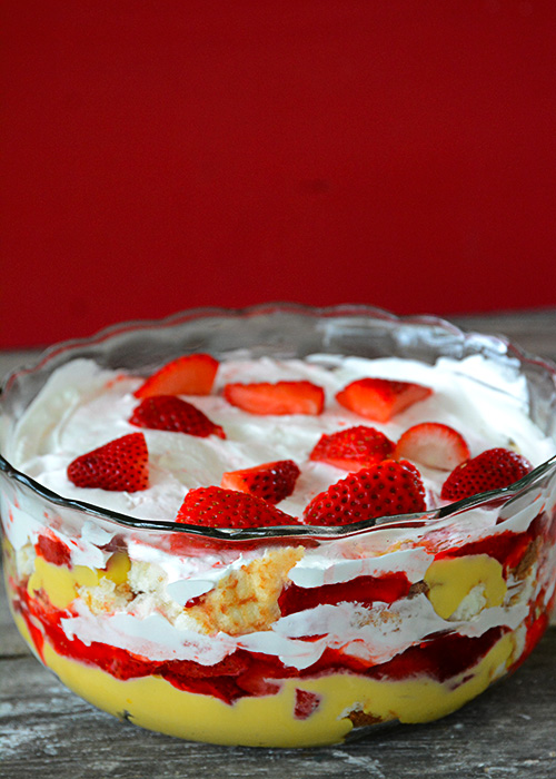 Who loves anything with strawberries?  If you answered, "yes," then you need to try this recipe for Strawberry Trifle.