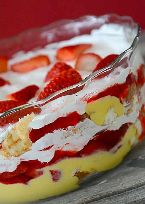 Who loves anything with strawberries?  If you answered, "yes," then you need to try this recipe for Strawberry Trifle.