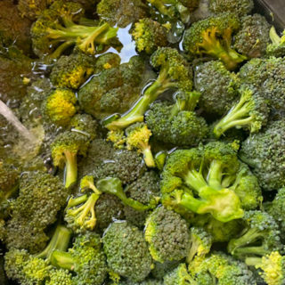 Did you decide to plant broccoli in your garden this year?  If so, here is a simple recipe that shows you how to freeze broccoli!