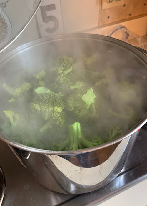 Did you decide to plant broccoli in your garden this year?  If so, here is a simple recipe that shows you how to freeze broccoli!