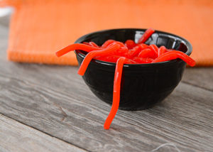 Are you getting ready for Halloween with the kids?  Maybe you're hosting a party!  These jello worms will be a hit and they're fun to make!