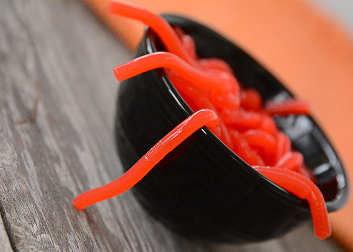 Are you getting ready for Halloween with the kids?  Maybe you're hosting a party!  These jello worms will be a hit and they're fun to make!