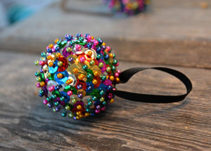 New Year's Eve may look a little different this year.  Whether you are ringing in the New Year at home, or with friends, you may be looking for something to keep the kids entertained while waiting for the ball drop.  This New Year's Eve Ball Craft For Kids only requires a few simple supplies and will no doubt keep the kids occupied so you can enjoy the evening.