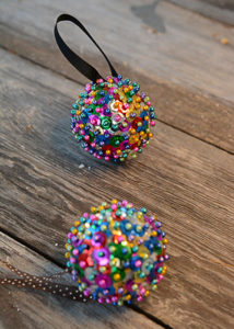 New Year's Eve may look a little different this year.  Whether you are ringing in the New Year at home, or with friends, you may be looking for something to keep the kids entertained while waiting for the ball drop.  This New Year's Eve Ball Craft For Kids only requires a few simple supplies and will no doubt keep the kids occupied so you can enjoy the evening.