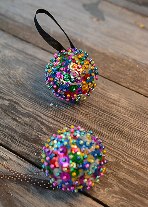 New Year's Eve may look a little different this year.  Whether you are ringing in the New Year at home, or with friends, you may be looking for something to keep the kids entertained while waiting for the ball drop.  This New Year's Eve Ball Craft For Kids only requires a few simple supplies and will no doubt keep the kids occupied so you can enjoy the evening.