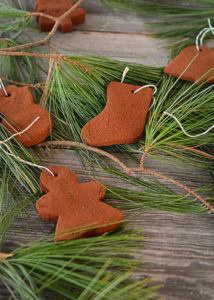 Are you looking for a simple ornament to make with your kids this season?  Or maybe you just enjoy some alone time spent crafting.  These DIY Cinnamon Christmas Ornaments are so easy to make and they smell heavenly!