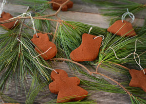 Are you looking for a simple ornament to make with your kids this season?  Or maybe you just enjoy some alone time spent crafting.  These DIY Cinnamon Christmas Ornaments are so easy to make and they smell heavenly!