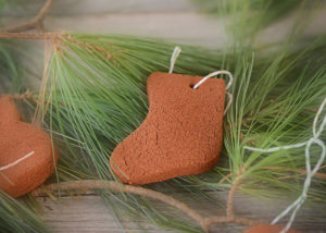 Are you looking for a simple ornament to make with your kids this season?  Or maybe you just enjoy some alone time spent crafting.  These DIY Cinnamon Christmas Ornaments are so easy to make and they smell heavenly!