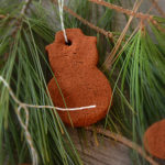 Are you looking for a simple ornament to make with your kids this season?  Or maybe you just enjoy some alone time spent crafting.  These DIY Cinnamon Christmas Ornaments are so easy to make and they smell heavenly!