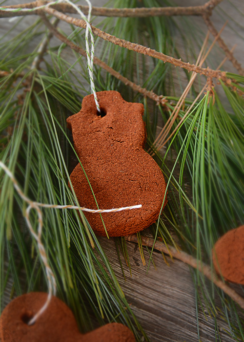 Are you looking for a simple ornament to make with your kids this season?  Or maybe you just enjoy some alone time spent crafting.  These DIY Cinnamon Christmas Ornaments are so easy to make and they smell heavenly!