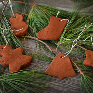 Are you looking for a simple ornament to make with your kids this season?  Or maybe you just enjoy some alone time spent crafting.  These DIY Cinnamon Christmas Ornaments are so easy to make and they smell heavenly!