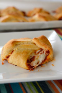 Are you looking for an easy to make weeknight meal?  These pizza calzones are so easy to whip up you can even ask one of your kids to do it...or your husband!
