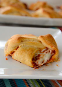 Are you looking for an easy to make weeknight meal?  These pizza calzones are so easy to whip up you can even ask one of your kids to do it...or your husband!