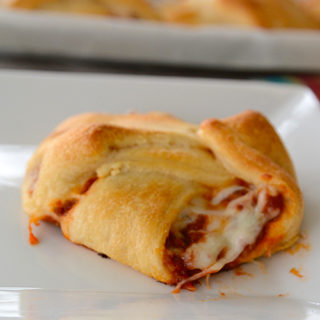 Are you looking for an easy to make weeknight meal? These pizza calzones are so easy to whip up you can even ask one of your kids to do it...or your husband!