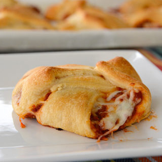 Are you looking for an easy to make weeknight meal?  These pizza calzones are so easy to whip up you can even ask one of your kids to do it...or your husband!