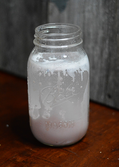 If you are looking for a something to keep your kids entertained this winter, you have to try this Snowstorm in a Jar experiment.